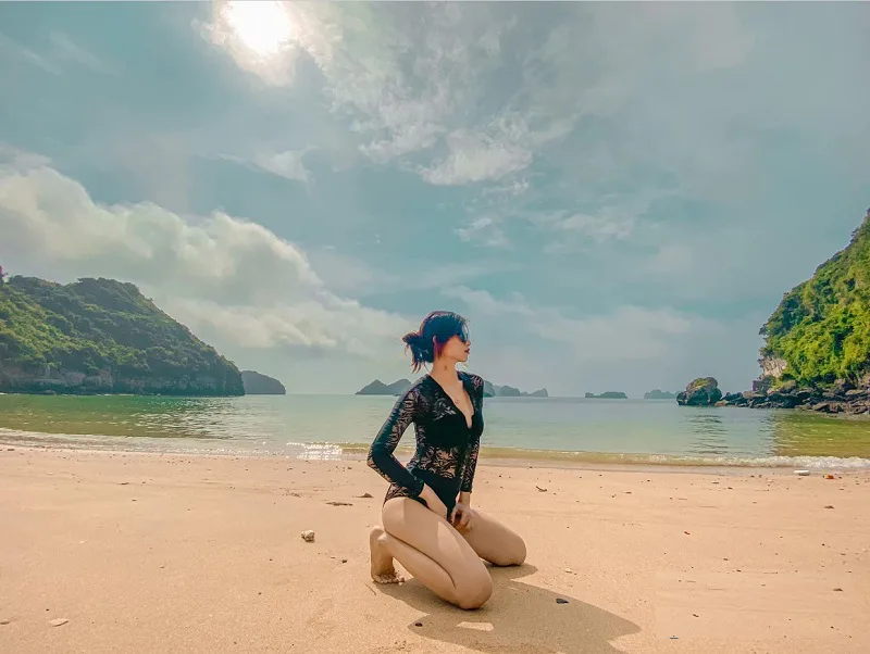 Dành thời gian tắm biển và tham gia các hoạt động vui chơi tại các bãi tắm trên đảo