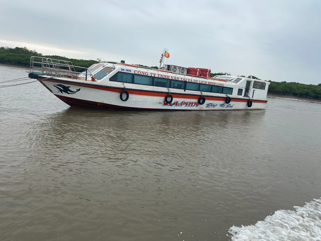 Giá vé tuyến Limousine Cát Bà của nhà xe đã bao gồm vé di chuyển ra đảo với tàu cao tốc